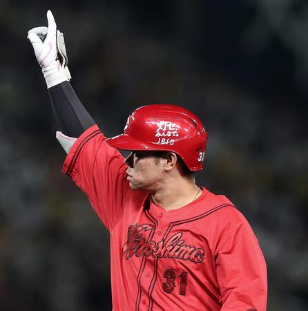 ６日、阪神戦の６回に適時打を放ちポーズを決める坂倉（撮影・西田忠信）