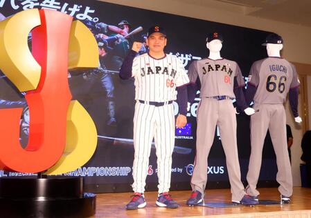 新ユニホームを披露する井口監督（撮影・石井剣太郎）