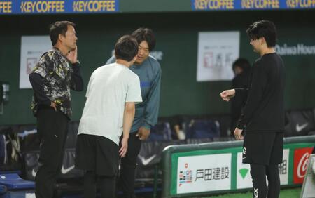 古巣・鷺宮製作所の狩野監督（左端）らにあいさつする・竹丸（右端）＝撮影・金田祐二