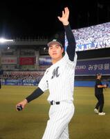　ファンに手を振る西川（撮影・石井剣太郎）