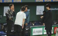 古巣・鷺宮製作所の狩野監督（左端）らにあいさつする・竹丸（右端）＝撮影・金田祐二