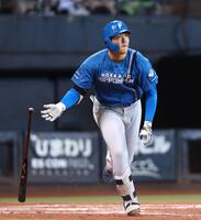 ８回、２ランを放つ紅組・柴田（撮影・中島達哉）