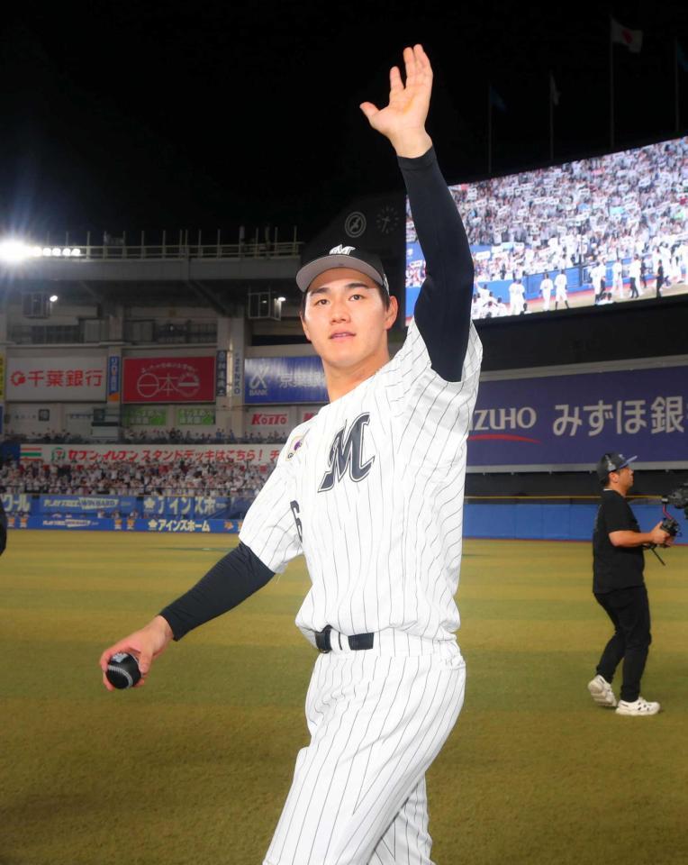 　ファンに手を振る西川（撮影・石井剣太郎）