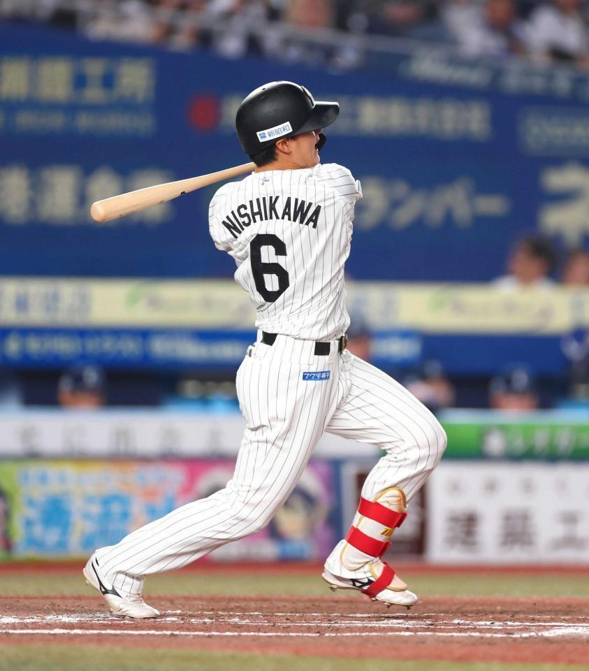 　３回、左前打を放つ西川（撮影・石井剣太郎）
