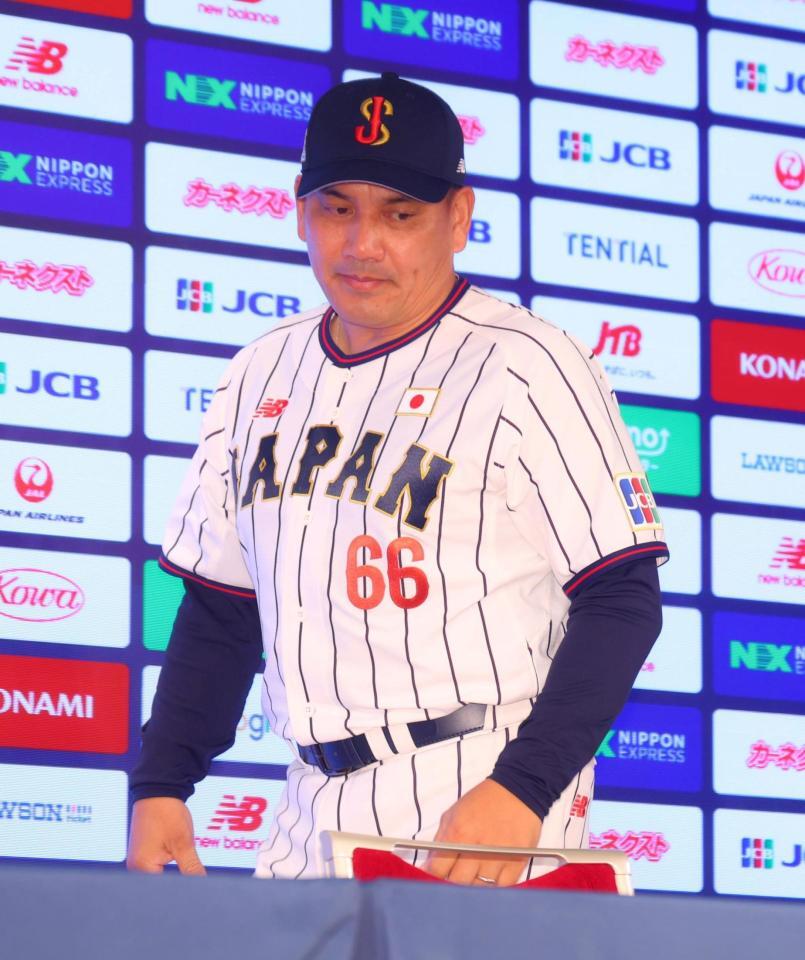 会見する侍ジャパン・井口監督（撮影・石井剣太郎）