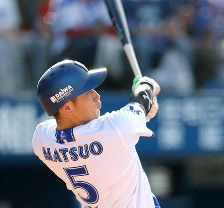 　４回、左越えに同点ソロを放つ松尾（撮影・吉澤敬太）