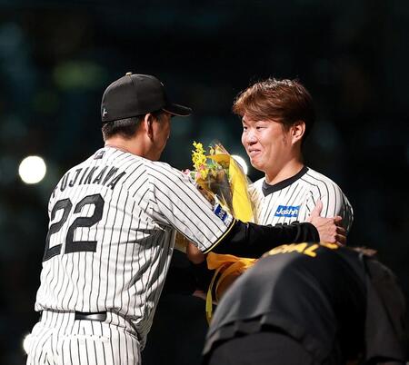 藤川監督から花束を受け取る西勇＝７日