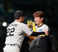 藤川監督から花束を受け取る西勇＝７日