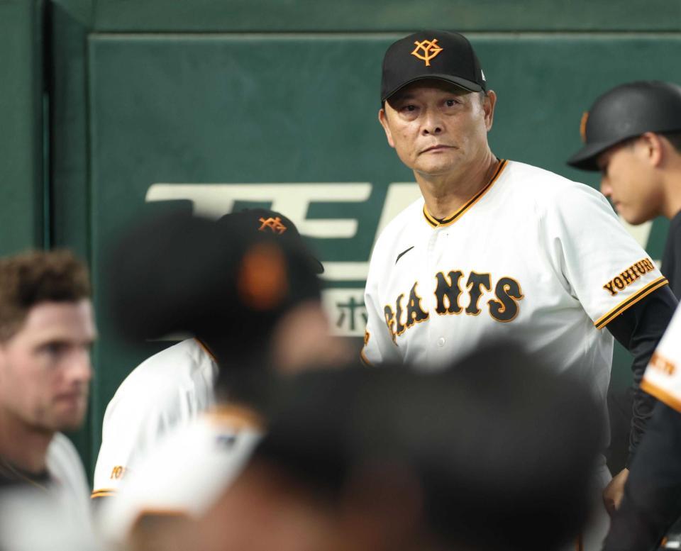 　試合を終え、ナインを見渡す橋上監督代行（撮影・金田祐二）