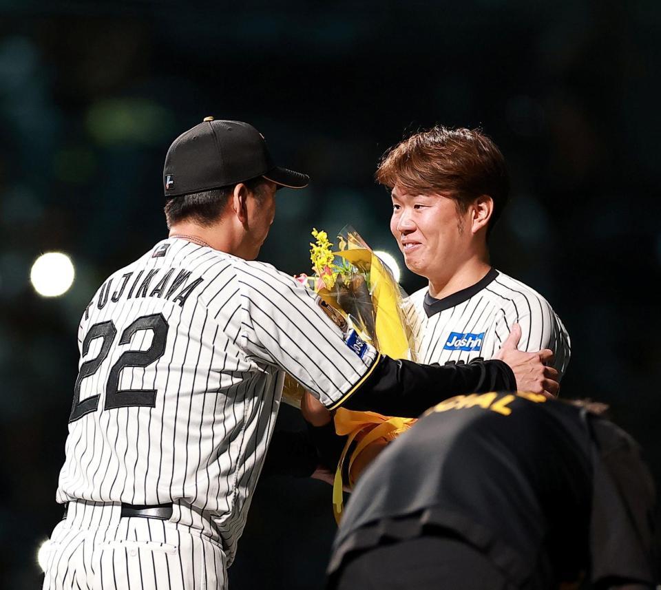 藤川監督から花束を受け取る西勇＝７日