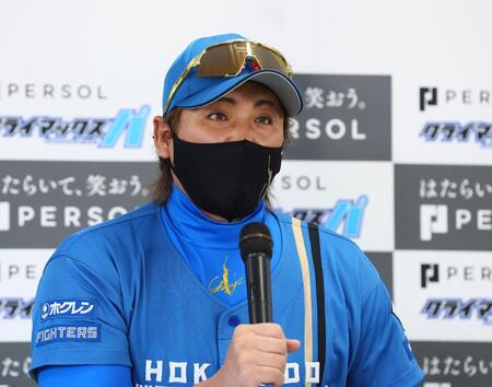 パ　ファーストステージ開催前日記者会見で質問に答える新庄監督（撮影・中島達哉）