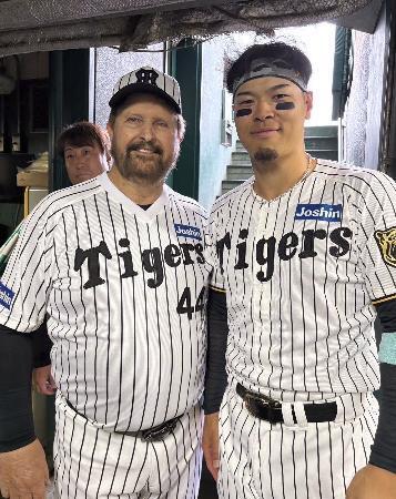 　２０２５年７月、阪神・佐藤（右）と記念写真に納まるランディ・バースさん＝甲子園（本人提供）