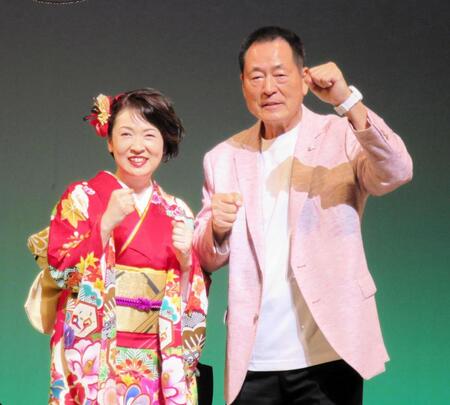 歌手の真木ことみ（左）のコンサートにゲスト出演した中畑清氏