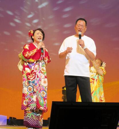 歌手の真木ことみ（左）のコンサートにゲスト出演した中畑清氏