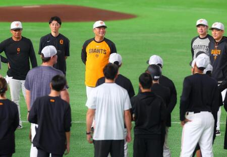 選手を前に笑顔を見せる橋上監督代行（中央）＝撮影・石井剣太郎