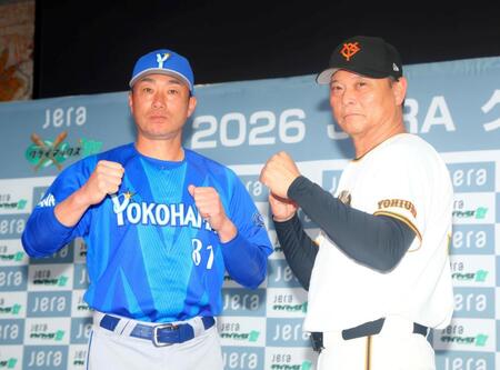 ポーズをとる橋上監督代行（右）と相川監督（撮影・石井剣太郎）