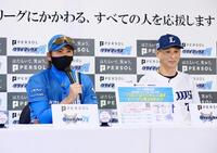 パ　ファーストステージ開催前日記者会見に登壇し、予告先発を発表する新庄監督（右）と西口監督（撮影・中島達哉）
