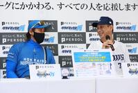 パ　ファーストステージ開催前日記者会見で新庄監督（左）と話す西口監督（撮影・中島達哉）