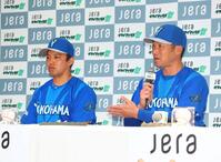東（左）を先発投手に指名する相川監督（撮影・石井剣太郎）