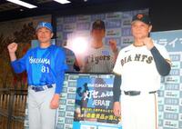 ポーズをとる（左から）、相川監督、藤川監督、橋上監督代行（撮影・石井剣太郎）