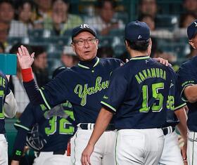 勝利投手の中村優（右）を迎える池山監督（撮影・西田忠信）