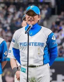 　本拠地最終戦を終え、あいさつする新庄監督＝９月２４日