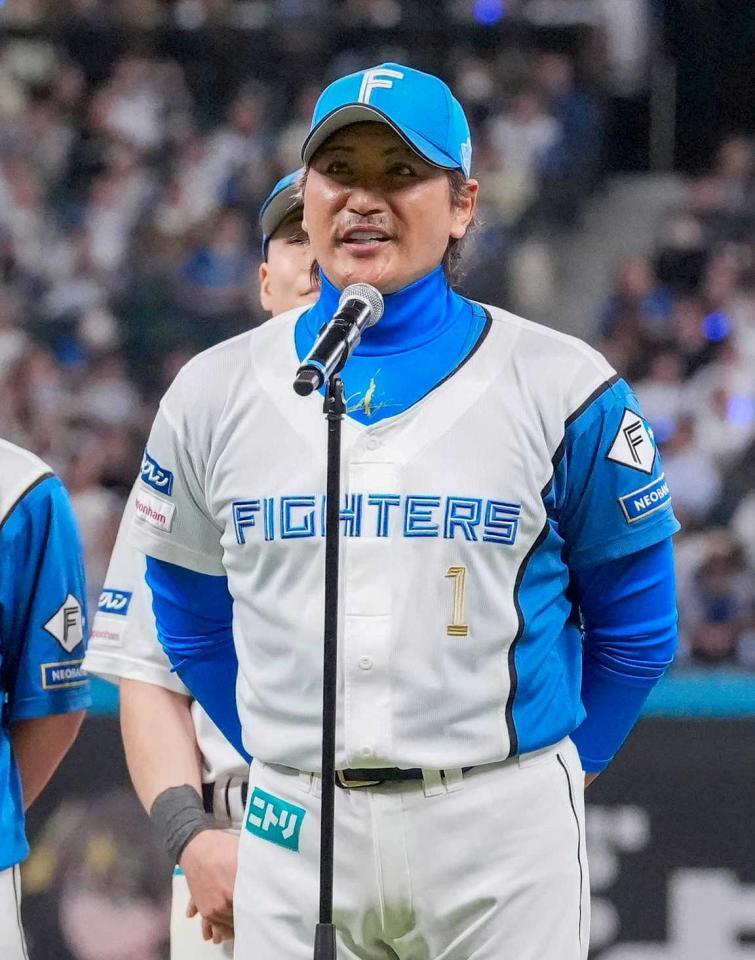 　本拠地最終戦を終え、あいさつする新庄監督＝９月２４日
