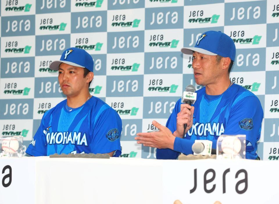 東（左）を先発投手に指名する相川監督（撮影・石井剣太郎）