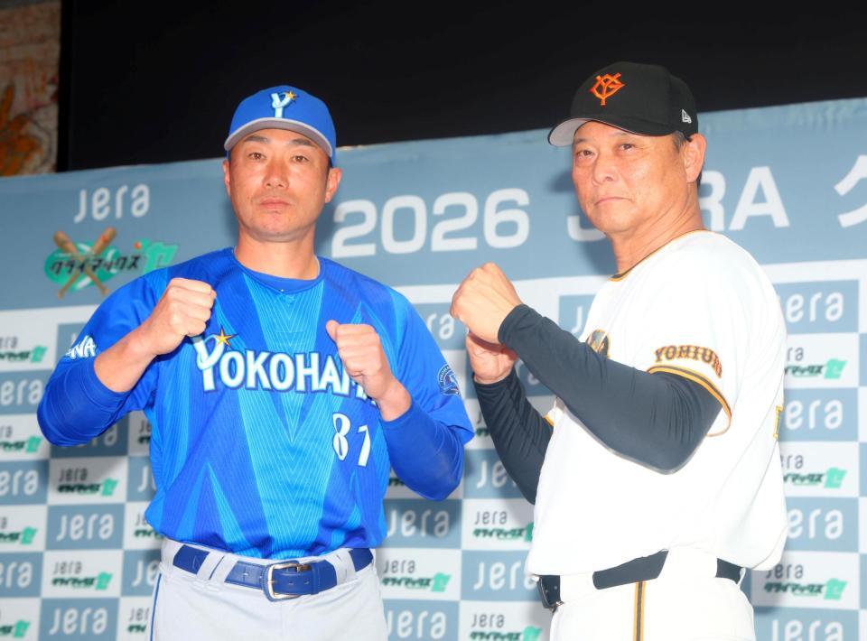 ポーズをとる橋上監督代行（右）と相川監督（撮影・石井剣太郎）