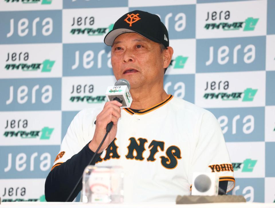 会見に臨む橋上監督代行（撮影・石井剣太郎）