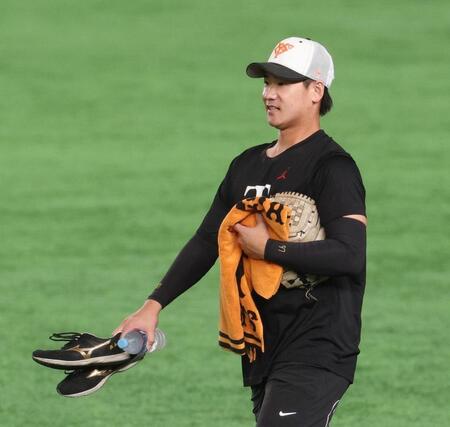 ベンチに戻る井上（撮影・佐々木彰尚）