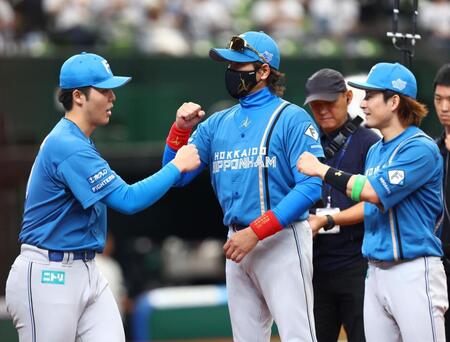 試合前セレモニーで柴田（左）を迎える新庄監督（中央）ら（撮影・中島達哉）