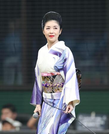 国歌独唱する藤あや子（撮影・金田祐二）