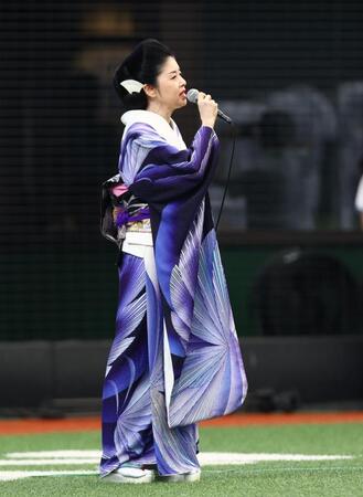 国歌独唱を務める藤あや子（撮影・中島達哉）