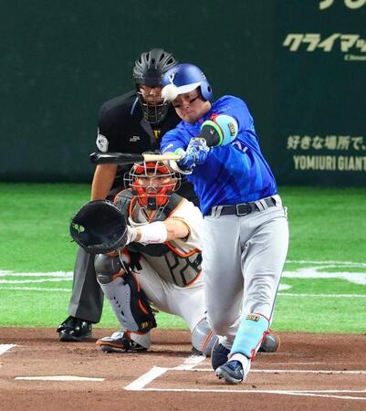 １回、先制本塁打を放つ牧（撮影・石井剣太郎）
