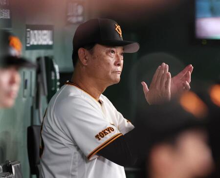 ２回、リクエストに成功し手をたたく橋上監督代行（撮影・佐々木彰尚）
