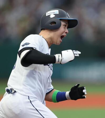 １回、先制ソロを放ちほえる平沢（撮影・金田祐二）
