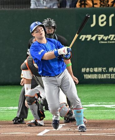 １回、牧が左越えに先制ソロを放つ。捕手・大城