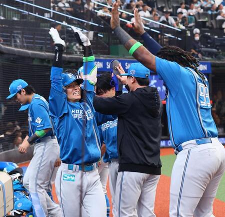 ４回、逆転２ランを放ち、ナインに迎えられる奈良間（撮影・中島達哉）