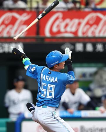 ４回、左越えに逆転２ランを放つ奈良間（撮影・中島達哉）
