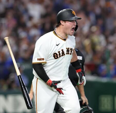 ５回、本塁打だと確信し叫ぶリチャード（撮影・佐々木彰尚）