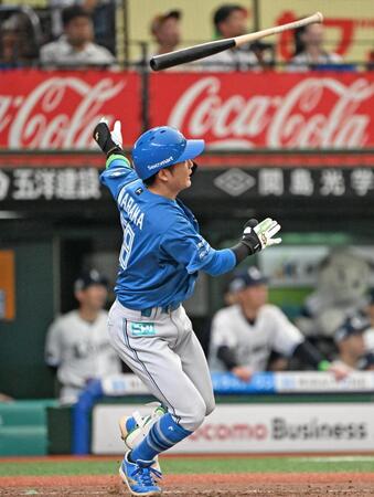 ４回、奈良間が左越えに２ランを放つ