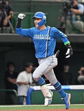 ４回、２ランを放ち、笑顔で本塁に向かう奈良間