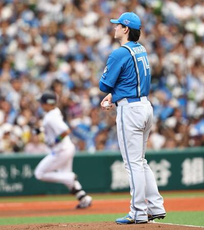 １回、平沢（左）に先制ソロを浴びる有原（撮影・中島達哉）