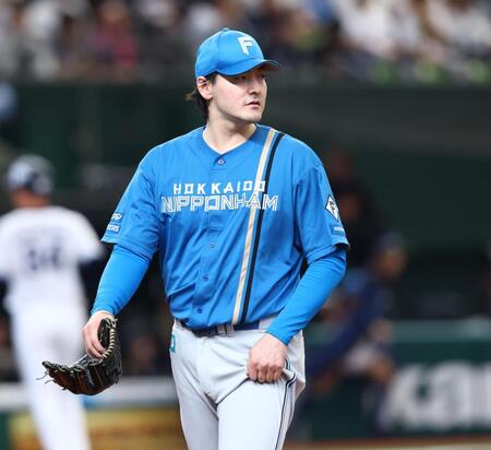 ５回２失点でベンチに戻る有原（撮影・中島達哉）