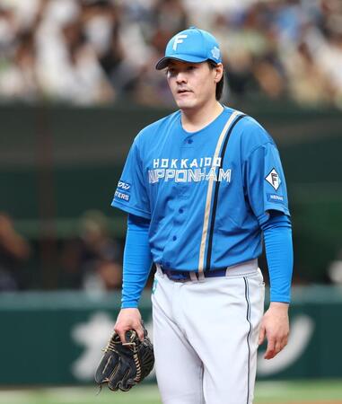 １回、先制を許し、ベンチに戻る有原（撮影・中島達哉）