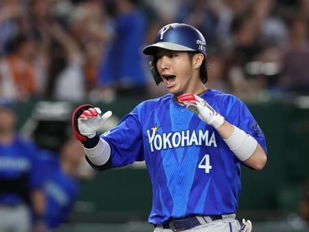 ９回、右越えソロを放ち生還する度会（撮影・佐々木彰尚）