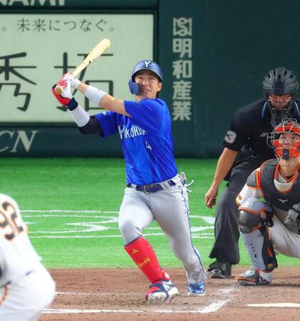 ９回、勝ち越し本塁打を放つ度会（撮影・石井剣太郎）