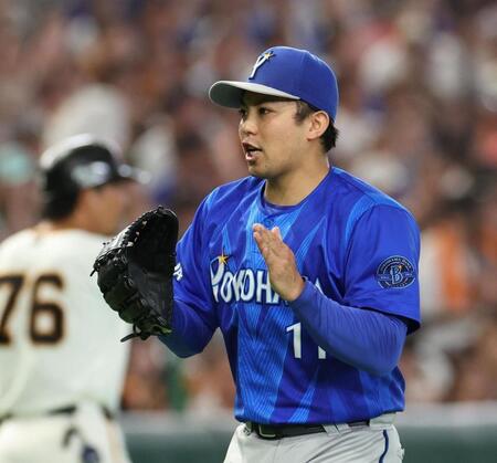 ３回、松本を遊ゴロにしとめ喜ぶ東（撮影・佐々木彰尚）