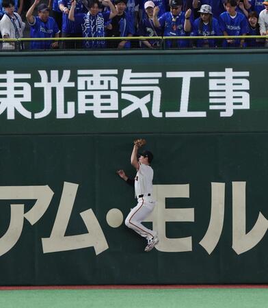９回、代打・勝又の左翼への打球を好捕した松本（撮影・佐々木彰尚）